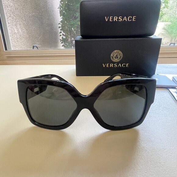 New Versace Sunglasses Black Gold Oversize Mod VE4402 - Picture 2 of 11